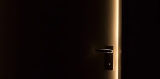 Czym wypełnić szczelinę między oknem a ścianą?