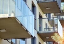 Zabudowa balkonu szkłem czyli jak zyskać dodatkowy pokój w bloku? Zabudowa balkonu szkłem czyli jak zyskać dodatkowy pokój w bloku