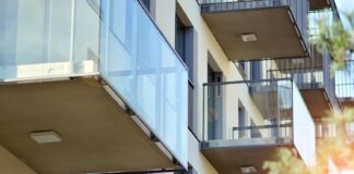 Zabudowa balkonu szkłem czyli jak zyskać dodatkowy pokój w bloku? Zabudowa balkonu szkłem czyli jak zyskać dodatkowy pokój w bloku