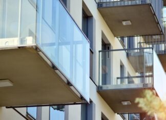 Zabudowa balkonu szkłem czyli jak zyskać dodatkowy pokój w bloku